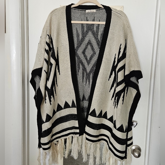 Unbranded Sweaters - BNWOT - Tan & Black Poncho